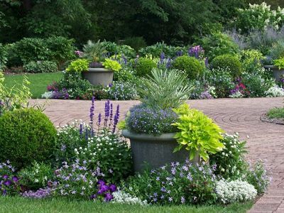 Pomysły na dekorację ogrodu: Najlepsze akcesoria ogrodowe, które dodadzą blasku Twojemu podwórku